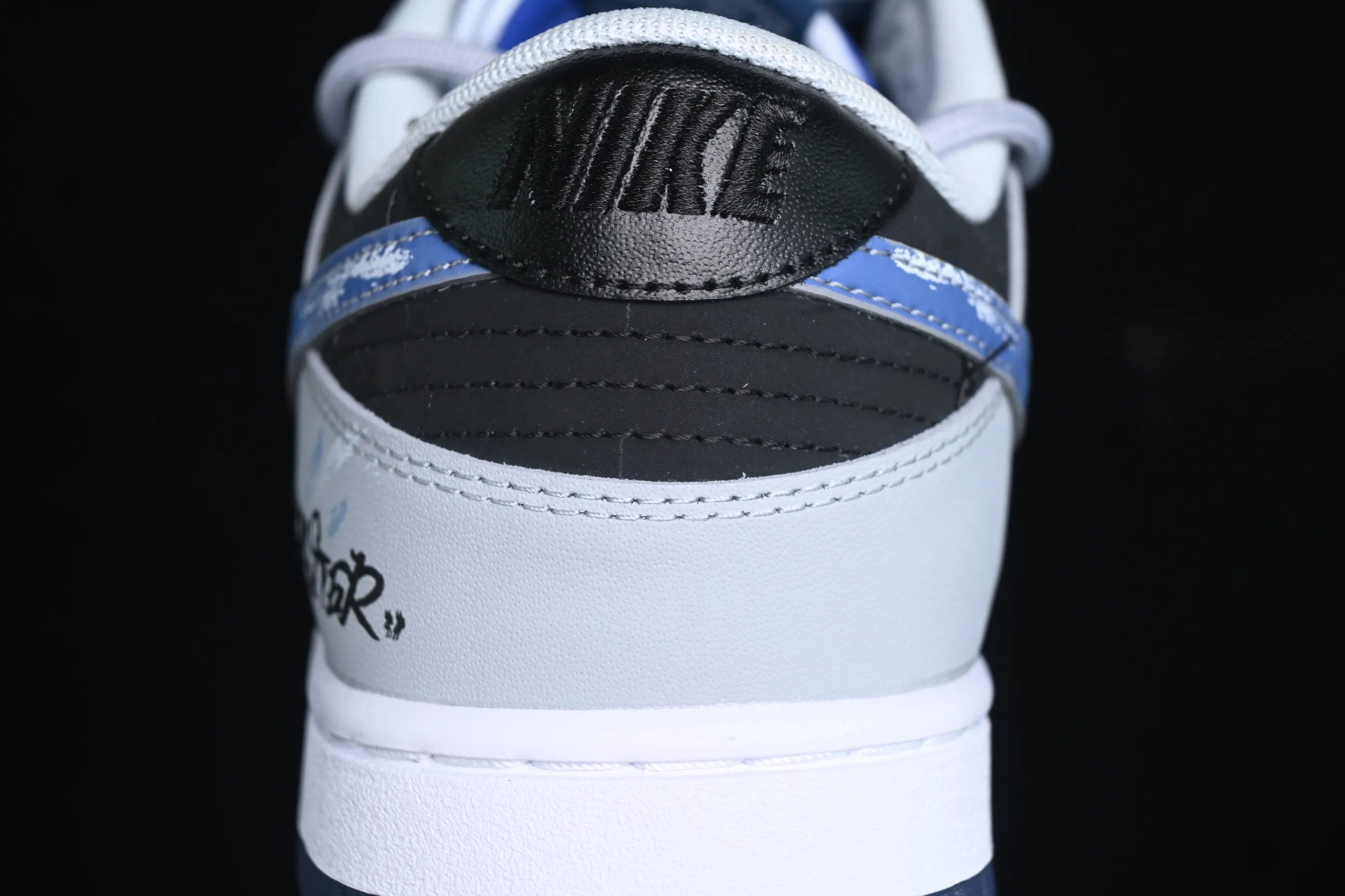 All Categories Nk SB Dunk Series Nk SB Dunk Low Low-top sneakers Nk Dunk Low Samsara Star Pupils Universe Stars Mysterious style English graffiti Low-top casual sneakers FQ8826-100